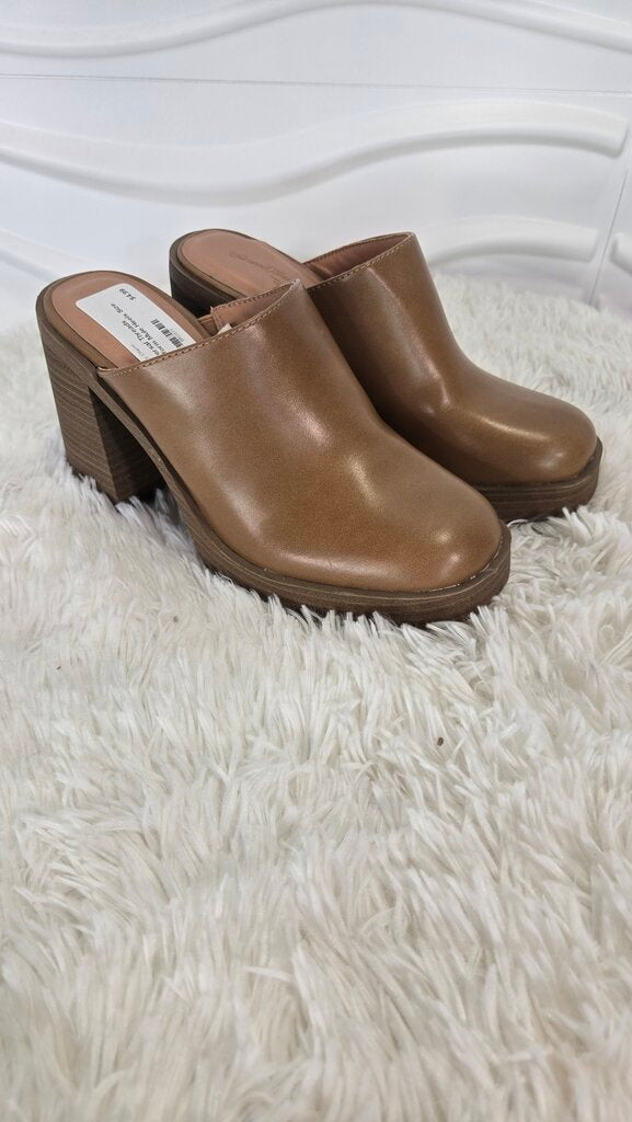 Universal Threads Platform Mule Heels Size 7