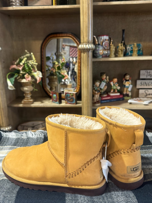 Retail Cost: $220!! UGG Leather Boots Size 8